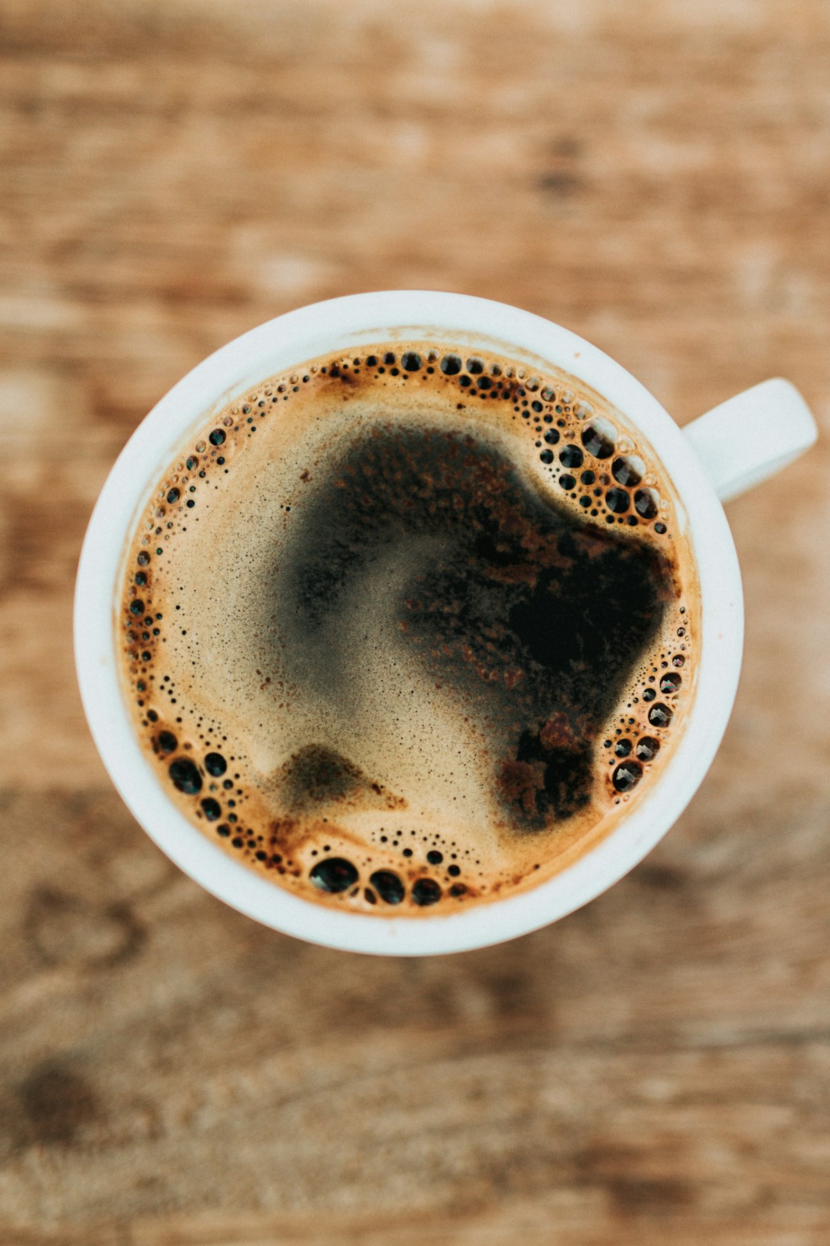 Cerejas de café maduras no pé