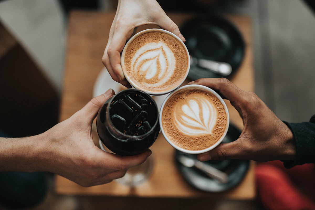 Café coado na torrefação OFÍCIO